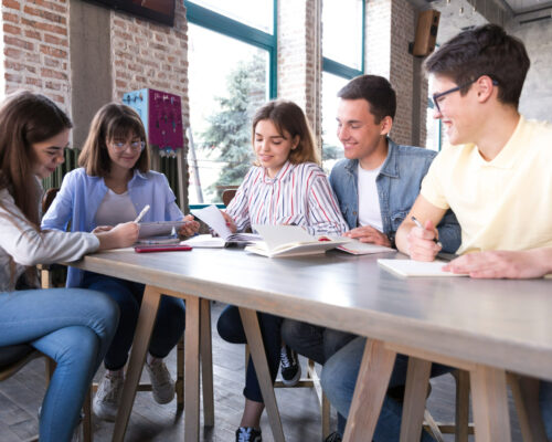 Cuánto gana un profesional recién egresado en Chile según carrera y universidad